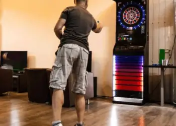 Peut-on se pencher au-delà de la ligne aux fléchettes ? (Ce qui est autorisé) 8 Peut-on se pencher au-delà de la ligne aux fléchettes ? (Ce qui est autorisé)